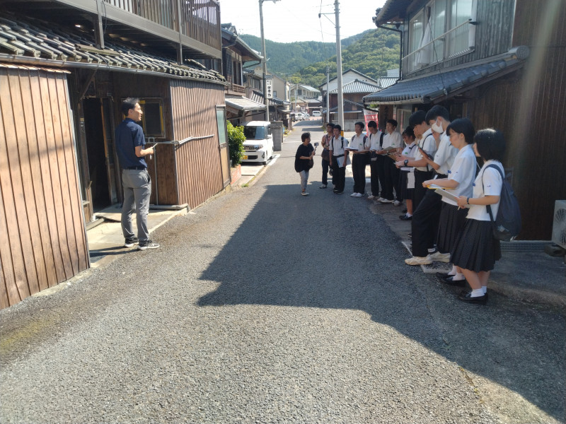 古民家前で野本さんよりお話