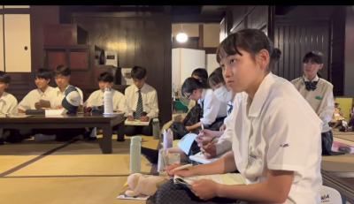 話を聞く小西