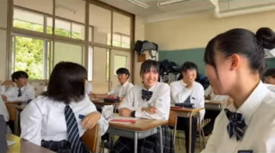 長岡夫妻　生徒笑顔