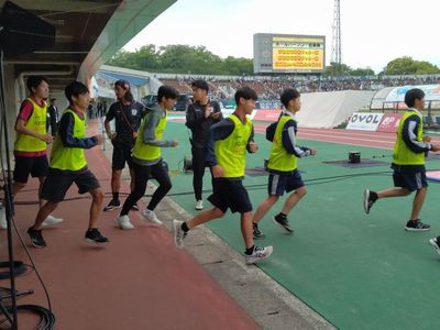 愛媛FCボールパーソン入場